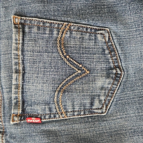 2 pair Levis - Picture 2 of 6